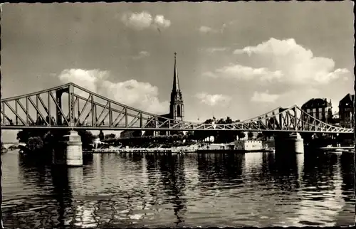 Ak Frankfurt am Main, Eiserner Steg mit Dreikönigskirche