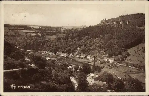 Ak Vianden Luxemburg, Ortsansicht, Schloss