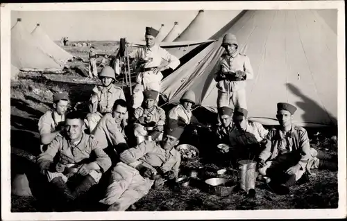 Foto Ak Marokko, Französische Soldaten in Uniformen
