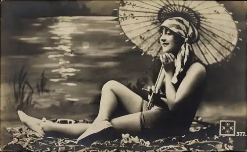 Ak Frau im Badeanzug mit Sonnenschirm