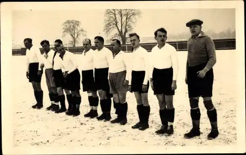 Ak Dresden Altstadt, Fußballer, Gruppenportrait im Winter auf dem Sportplatz