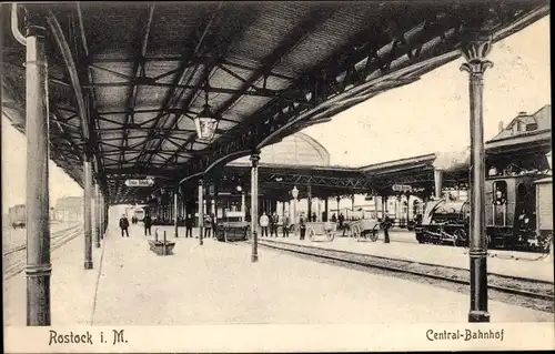 Ak Rostock in Mecklenburg Vorpommern, Zentralbahnhof, Gleisseite