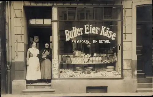Foto Ak Mülheim Köln am Rhein, Frauen im Eingang einer Butter Eier und Käsehandlung