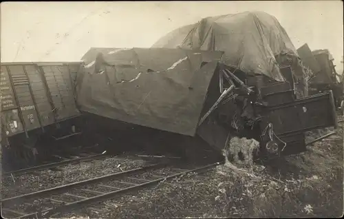 Foto Ak Vohwinkel Wuppertal ?, Zugunglück, Güterwaggon