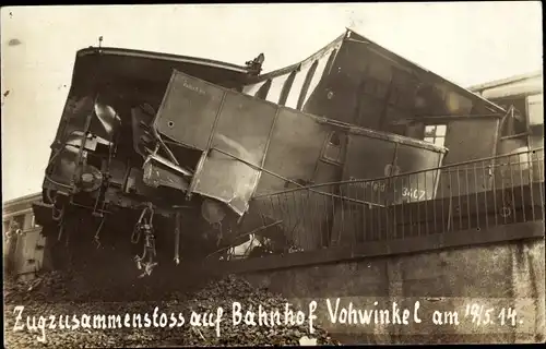 Foto Ak Vohwinkel Wuppertal, Zusammenstoß von Zügen im Bahnhof 1914