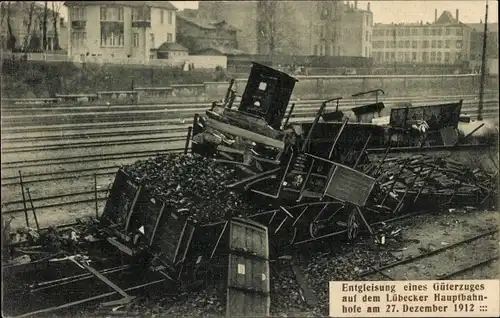 Ak Lübeck in Schleswig Holstein, Entgleisung eines Güterzuges auf dem Hauptbahnhof 1912