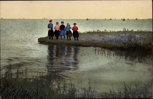 Ak Niederländische Tracht, Kinder am Ufer