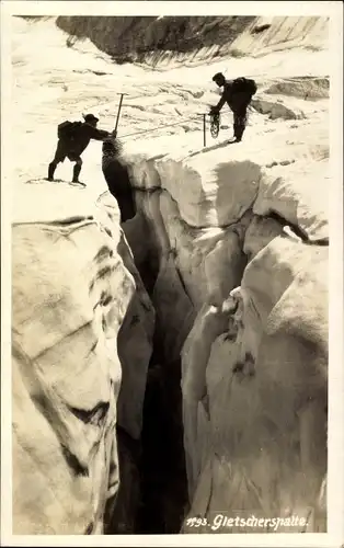 Foto Ak Ein gefährliches Hindernis, Bergsteiger, Gletscherspalte
