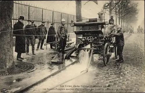 Ak La Crue de la Seine 1910, Les Sapeurs-Pompiers essayant d'epuiser l'eau des Caves de la Halle