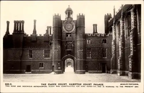 Ak Richmond upon Thames London England, Hampton Court Palace, The Clock Court