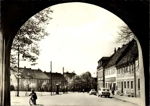 Ak Nerchau Grimma in Sachsen, Karl Marx Platz, Blick durch Torbogen, Autos