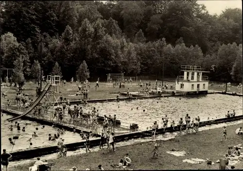 Ak Colditz in Sachsen, Blick in das Waldbad, Wasserrutsche, Kinder