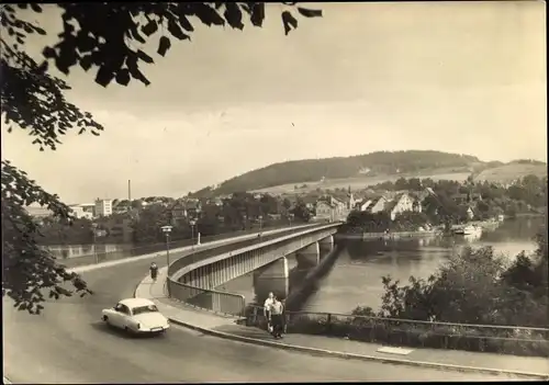 Ak Saalburg in Thüringen, Neue Stauseebrücke, Auto, Teilansicht