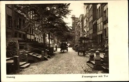 Ak Gdańsk Danzig, Blick in die Frauengasse mit Tor, Kutsche, Straßenpartie