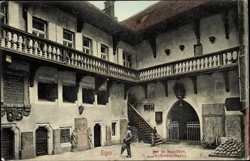 Ak Cheb Eger Reg. Karlsbad, Hof im Stadthaus, Wallsteinhaus