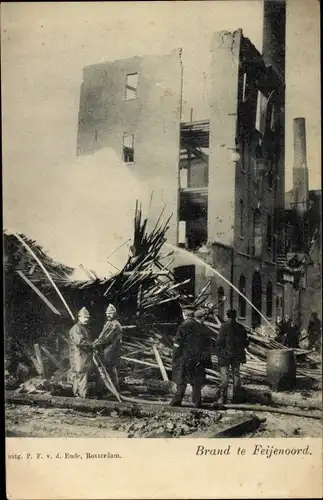Ak Feijenoord Rotterdam Südholland Niederlande, Feuerwehr löscht einen Brand