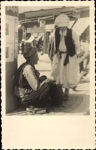 Foto Ak Sarajevo Bosnien Herzegowina, Männer in Landestrachten, Bettler