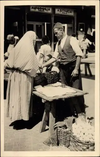 Foto Ak Sarajevo Bosnien Herzegowina, Personen in Landestrachten, Händler