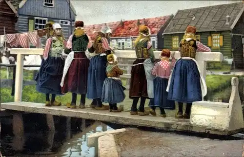 Ak Photochromie, Nenke und Ostermaier 78 1926, Kinder in Tracht auf einer Brücke, Holzschuhe