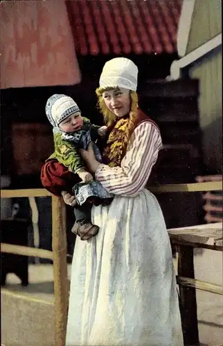 Ak Junge Frau mit Kind in niederländischer Tracht, Portrait