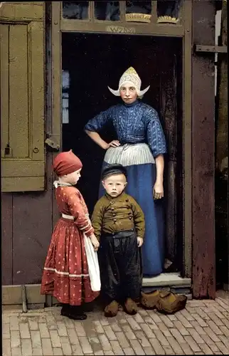 Ak Junge Frau mit Kindern in niederländischer Tracht, Portrait