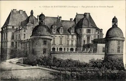 Ak Hautefort Dordogne, Chateau de Hautefort, Vue generale de la Grande Facade