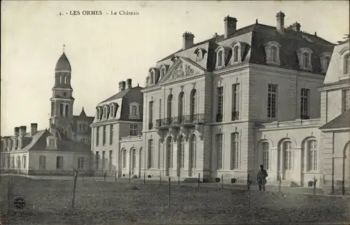 Ak Les Ormes Vienne, Le Chateau
