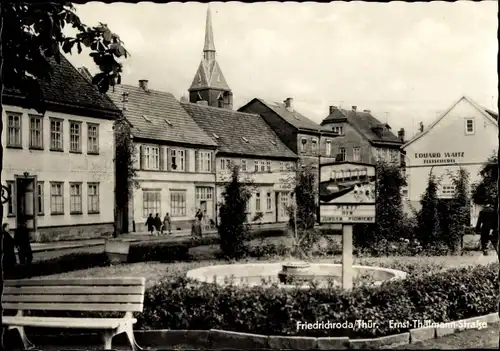 Ak Friedrichroda im Thüringer Wald, Ernst-Thälmann-Straße, Brunnen, Kirchturm, Eduard Waitz