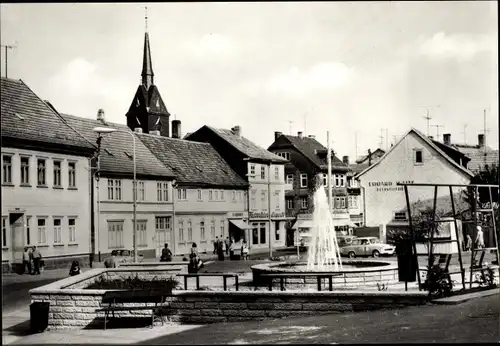 Ak Friedrichroda im Thüringer Wald, Ernst-Thälmann-Straße, Brunnen, Kirchturm