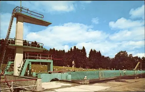 Ak Winterberg im Sauerland, Partie im Freibad, Sprungturm