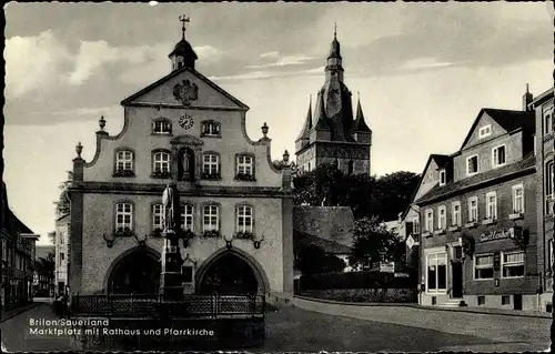 Ak Brilon im Hochsauerlandkreis, Marktplatz mit Rathaus und Pfarrkirche