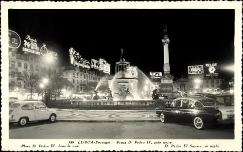 Ak Lisboa Lissabon Portugal, Praca D. Pedro IV, pela noite, Springbrunnen, Nachtbeleuchtung