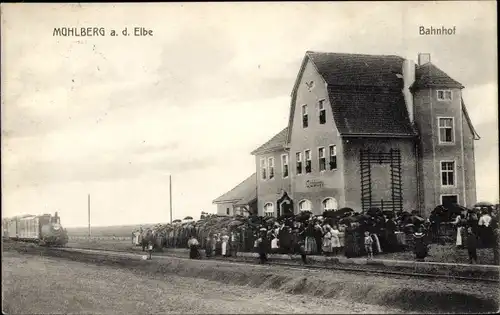 Ak Mühlberg an der Elbe, Bahnhof, Gleisseite