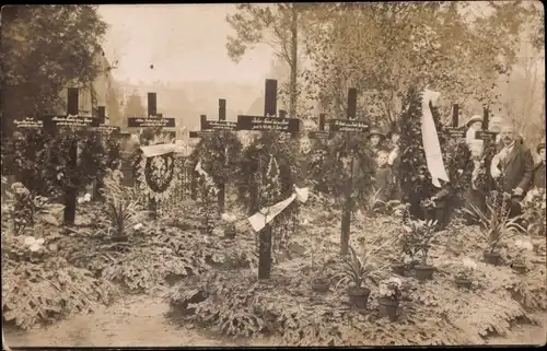 Foto Ak Partie auf einem Soldatenfriedhof, Soldatengräber, I WK