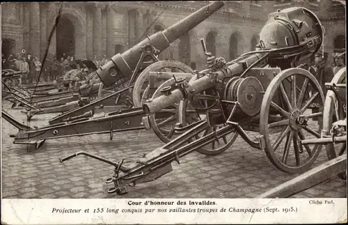 Ak Cour d'honneur des Invalides, Projecteur et 155 long loncquis par nos vaillantes troupes