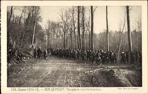 Ak Frankreich, sur le Front, Troupes en marche sous bois, Truppenkolonne, 1.Weltkrieg