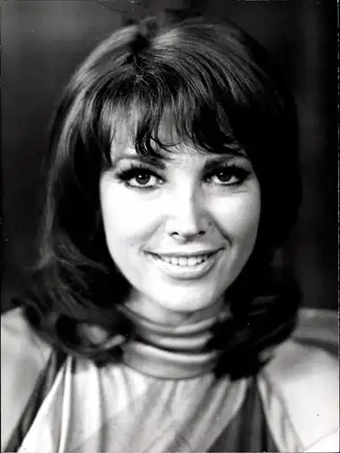 6 Fotos von Fernsehmoderatorin Petra Schürmann