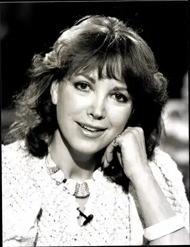 6 Fotos von Fernsehmoderatorin Petra Schürmann