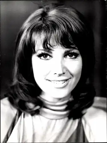 6 Fotos von Fernsehmoderatorin Petra Schürmann