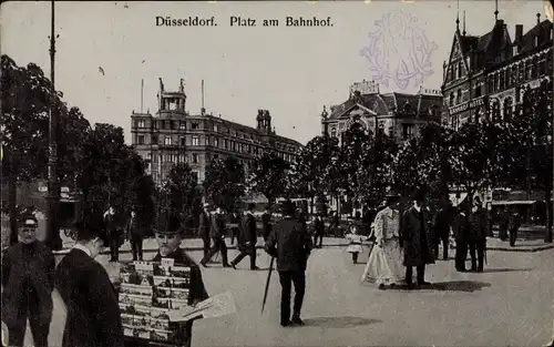 Ak Düsseldorf am Rhein, Platz am Bahnhof, Postkarten-Verkäufer