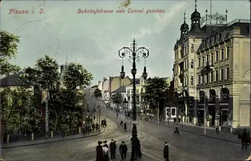 Ak Plauen im Vogtland, Bahnhofstraße vom Tunnel gesehen, Passanten