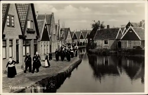 Ak Volendam Nordholland Niederlande, Kerkuitgang