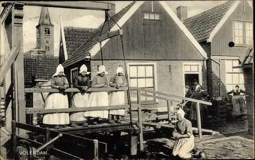 Ak Volendam Nordholland Niederlande, Frauen in Trachten, Brücke
