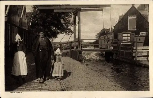 Ak Volendam Nordholland Niederlande, Familie in Trachten, Brücke