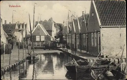 Ak Volendam Nordholland Niederlande, Flusspartie, Ruderboote, Häuser