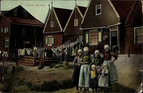 Ak Eiland Marken Nordholland Niederlande, Dorfpartie, Frauen und Kinder in Tracht