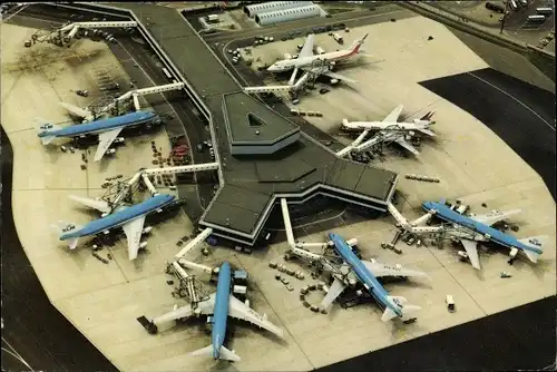 Ak Amsterdam Nordholland Niederlande, International Airport Schiphol, Luftaufnahme Flugzeuge