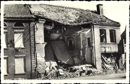 Ak Proven Poperinge Westflandern, Zerstörtes Haus, Ruine, Trümmer