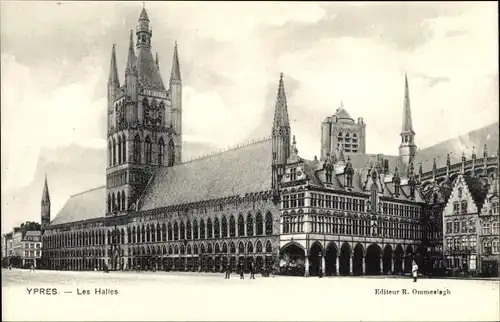 Ak Ypres Ypern Flandern, Les Halles, Türme, Außenansicht