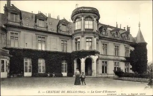 Ak Mello Oise, Chateau de  Mello, La Cour d'Honneur
